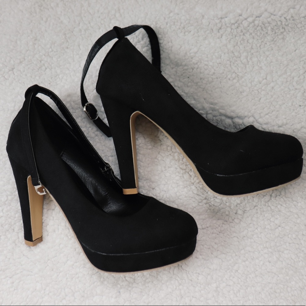 Black high heels👠